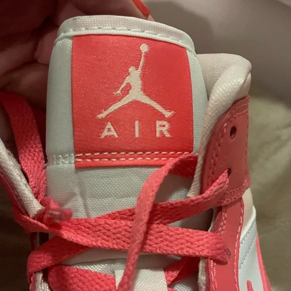 Women’s NIKE Air Jordan 1 Mid - Picture 10 of 13